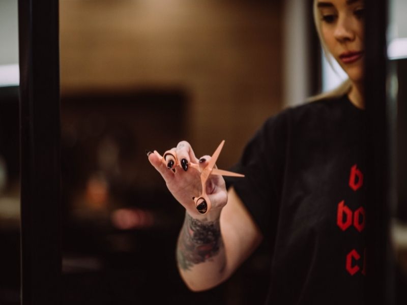 How to hold hairdressing scissors like a professional